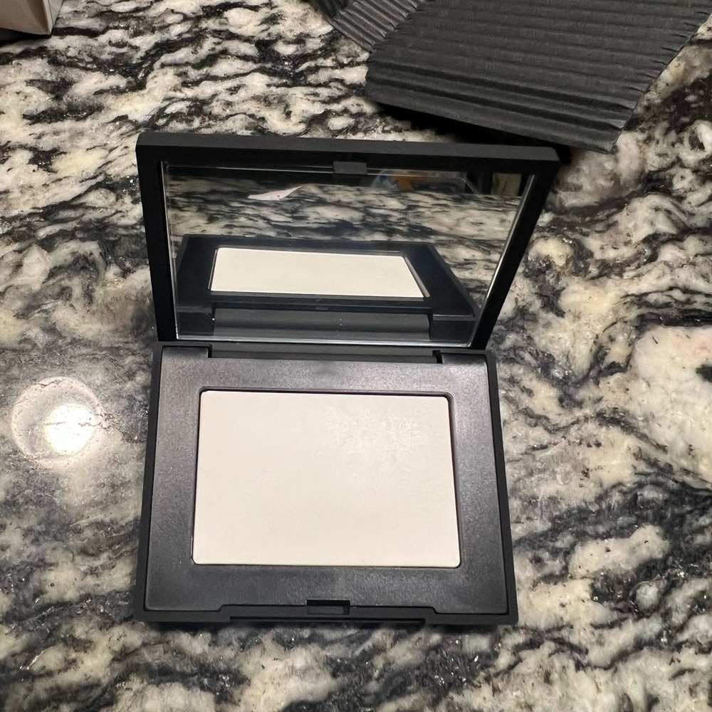 NARS Light Reflecting Setting Powder - Picture 3 of 3
